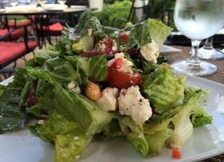 Griechische Salatrezepte Griechischer Salat mit Oliven und Feta-Käse
